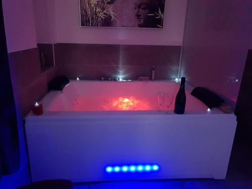 Elle & Lui en Jacuzzi Hotel in Nimes