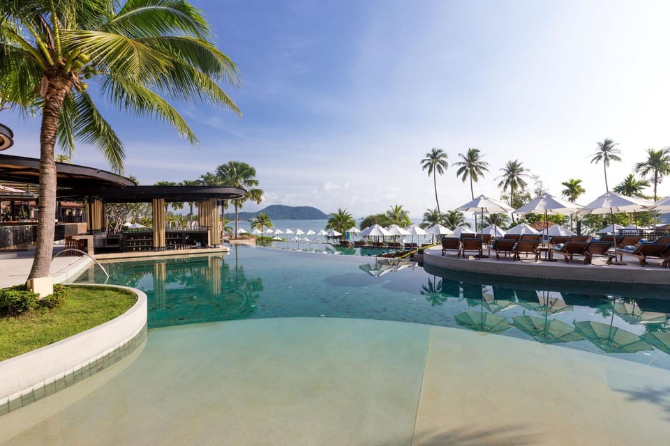 Swimming pool [outdoor]