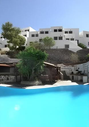 Swimming pool [outdoor]