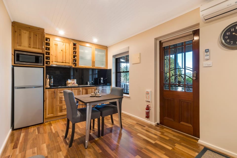 Stonewell Cottages & Vineyards Retreat Lodge in Marananga