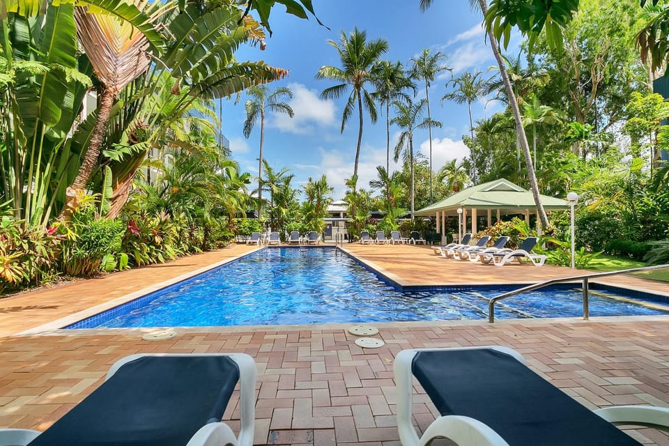 Swimming pool [outdoor]