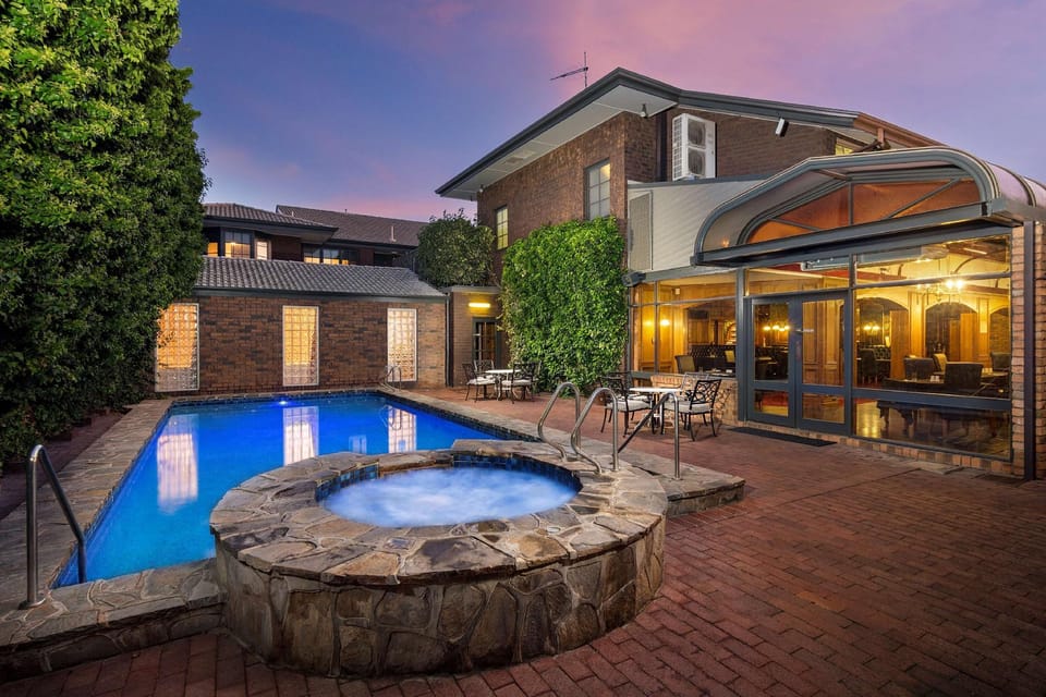 Adelaide Inn Hotel in Adelaide