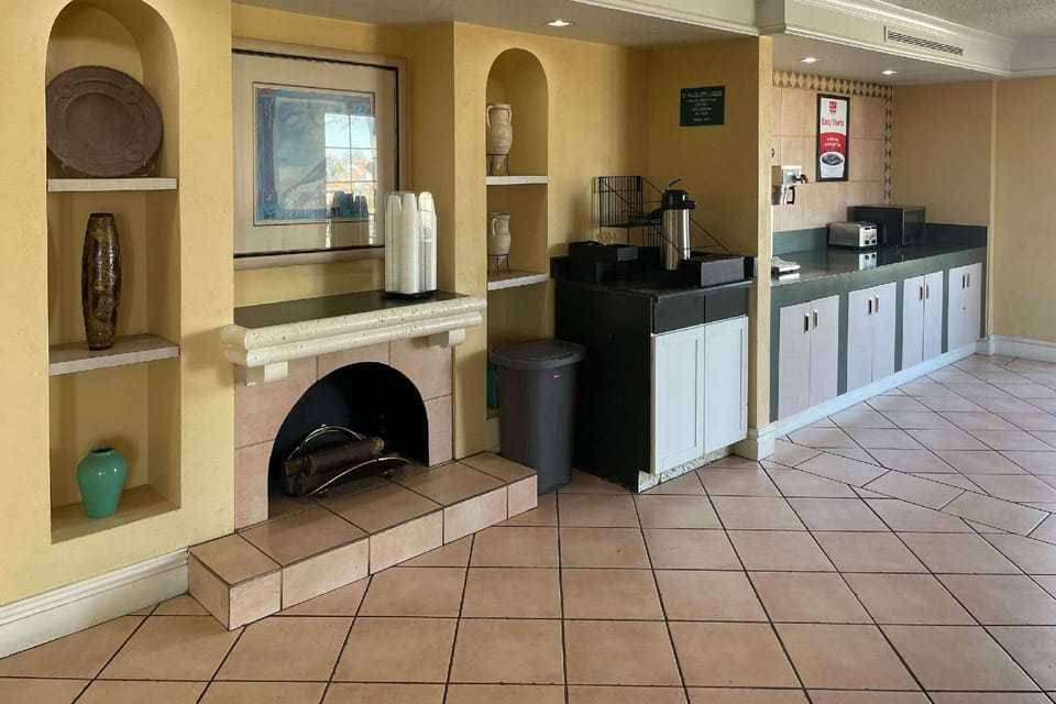 Econo Lodge Kalamazoo near Wings Stadium Hotel in Kalamazoo