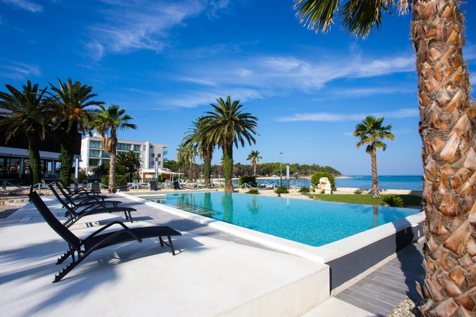 LIBERTY PLAZA Hotel in Novalja