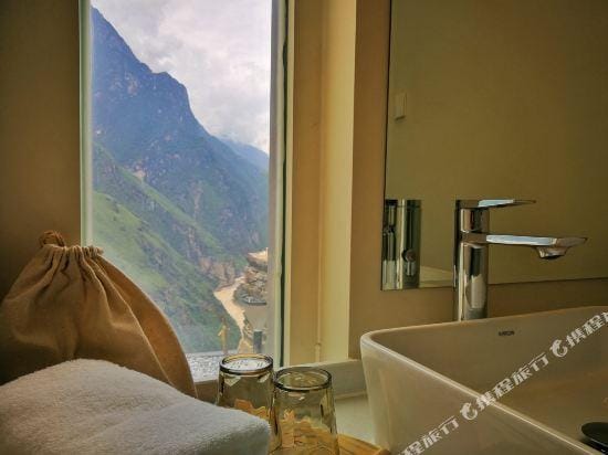 TIGER LEAPING GORGE CAMP SHANGRI-LA Hotel in China