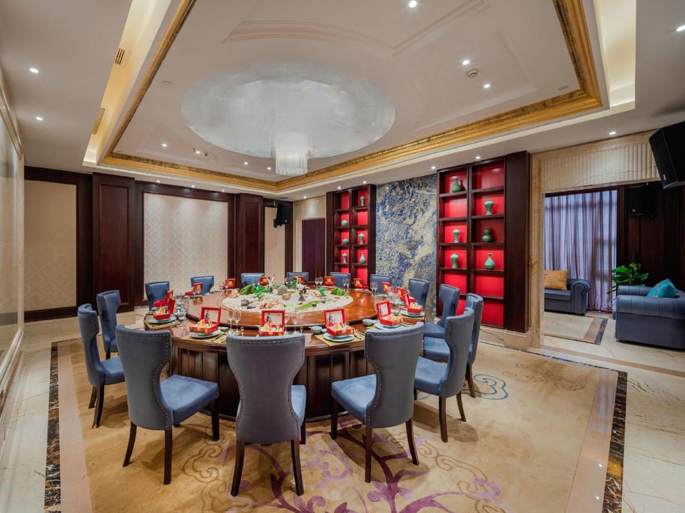 Tongfang Plaza Zhuji Hotel in Hangzhou