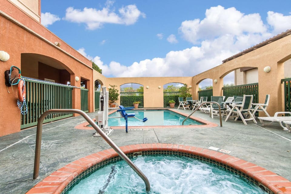 Swimming pool [outdoor]