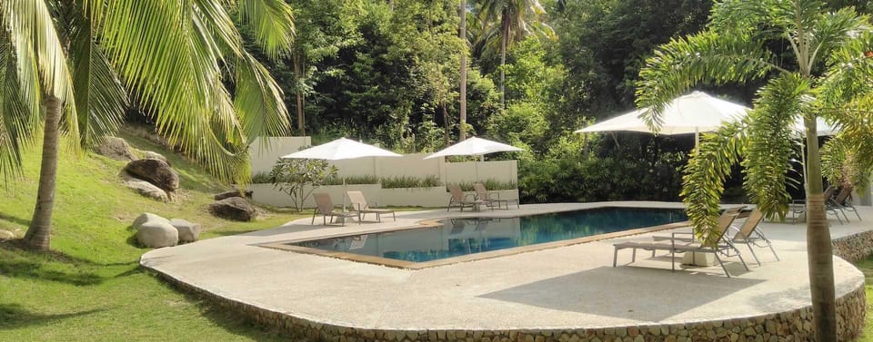 Swimming pool [outdoor]