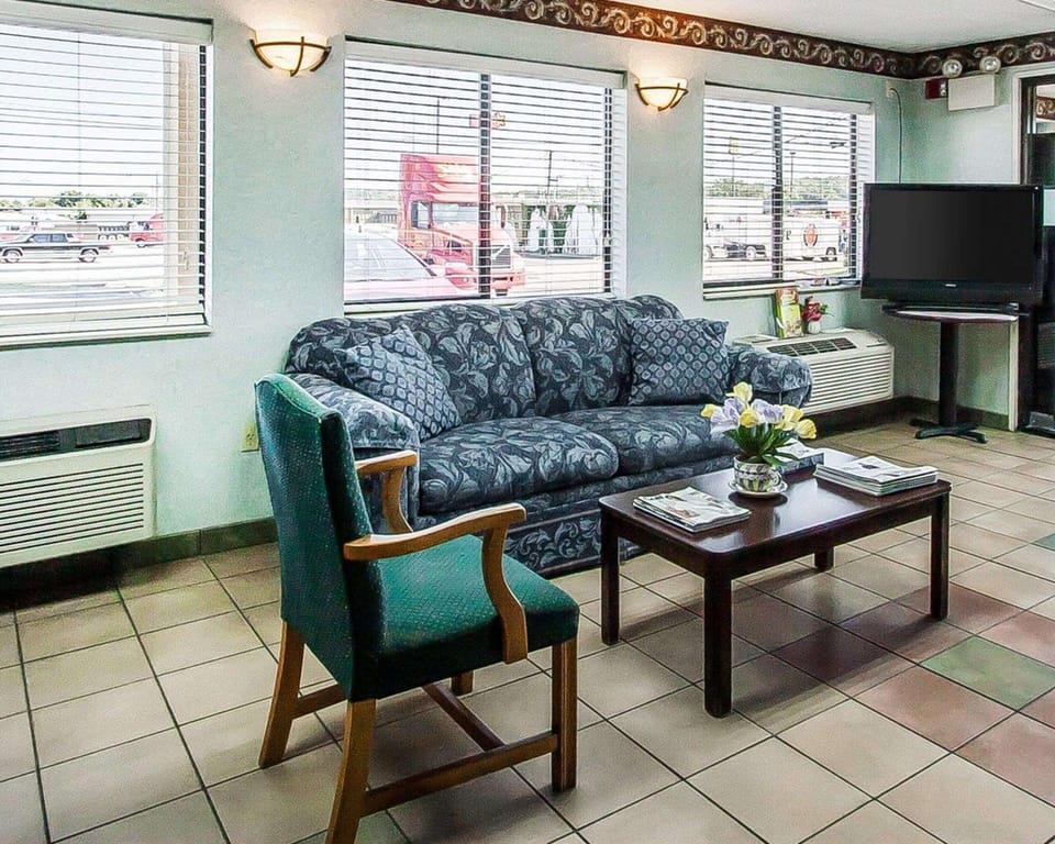 Econo Lodge Inn & Suites Southeast Hotel in La Vergne