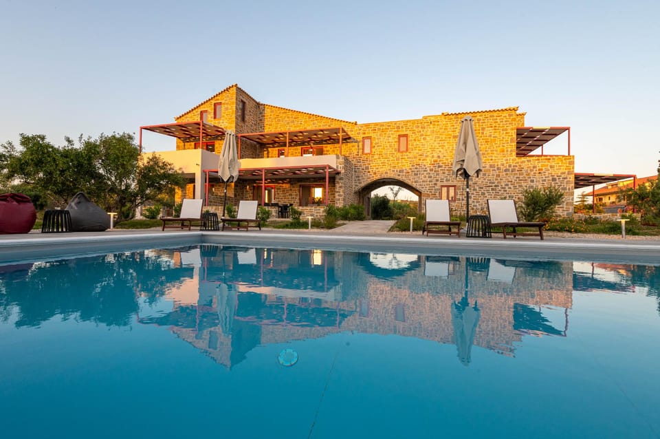 Swimming pool [outdoor]