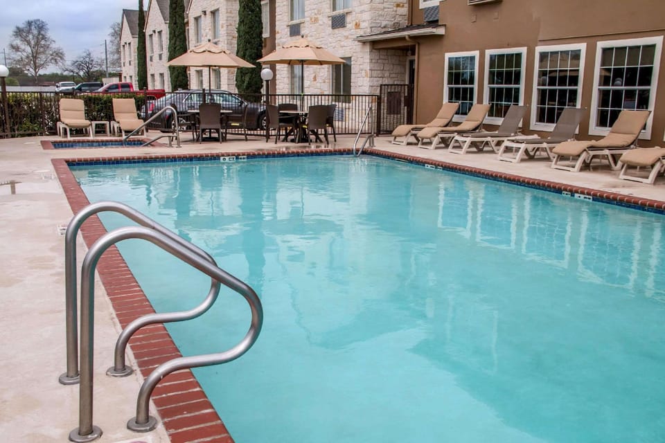 Swimming pool [outdoor]