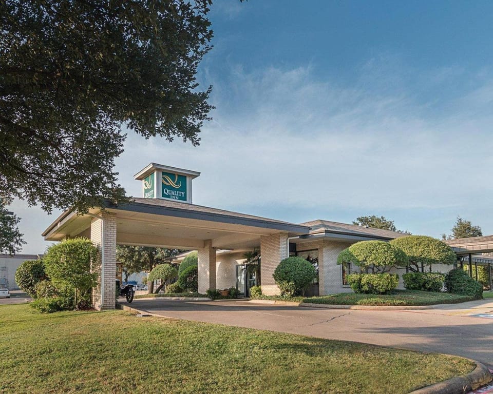 Quality Inn Ennis Hotel in Ennis
