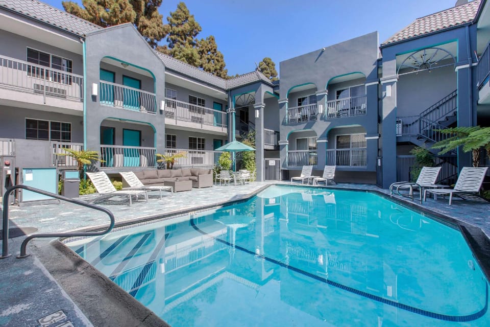 Swimming pool [outdoor]