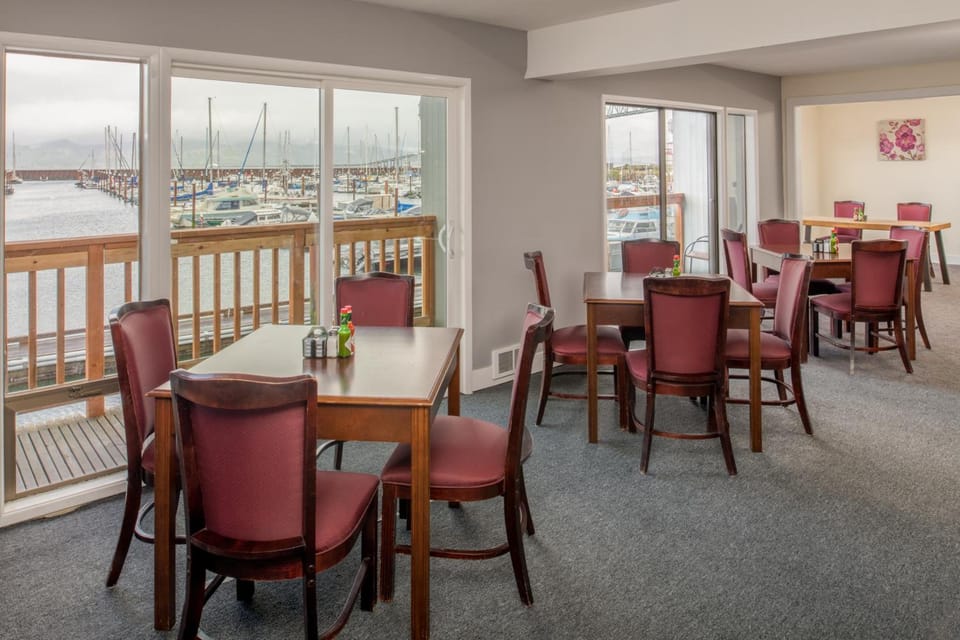 Astoria Riverwalk Inn Motel in Astoria