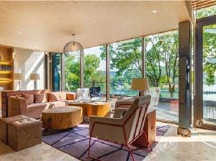 Warm Island Elegant Art Hotel Hotel in Hangzhou