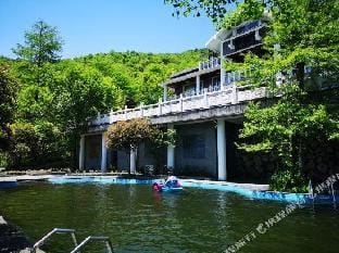 Fangzhuang Hot Spring Mountain Resort Hotel in Hangzhou