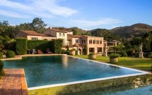 Swimming pool [outdoor]