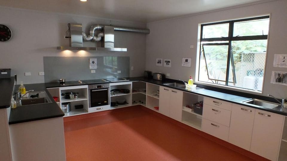 Bay Adventurer Backpackers & Apartments Hostel in Paihia