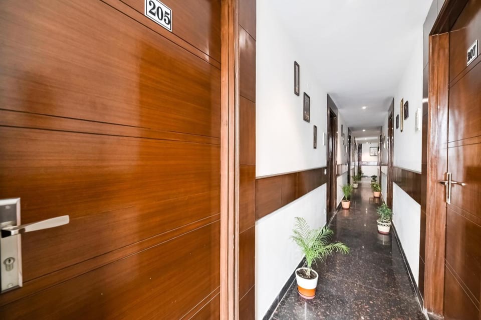 Hotel O Premium Rooms Chhatarpur Hotel in New Delhi