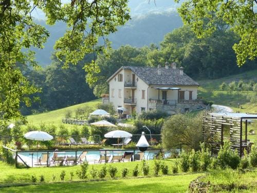 Cerqua Rosara Residence - Valtopina Hotel in Umbria