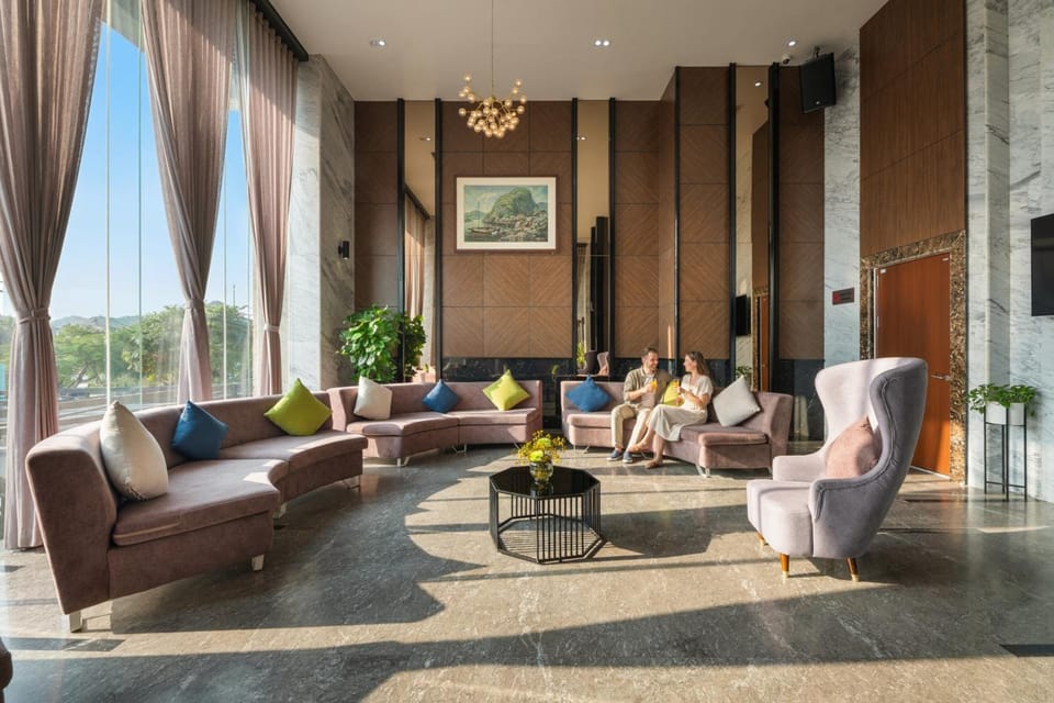 Cat Ba Paradise Hotel - Sky bar & Massage Hotel in Laos