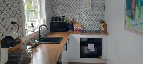 The Artists Cottage - absolute waterfront Hotel in Strahan