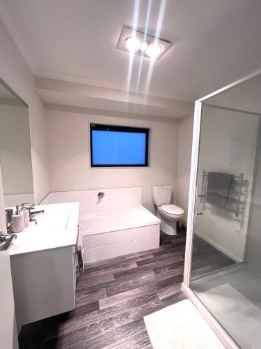 Mangawhai studio or book a room in Guest's House Hotel in Auckland Region