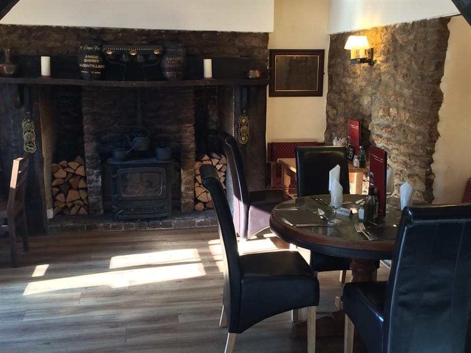 Hunters Lodge Inn Hotel in North Dorset District