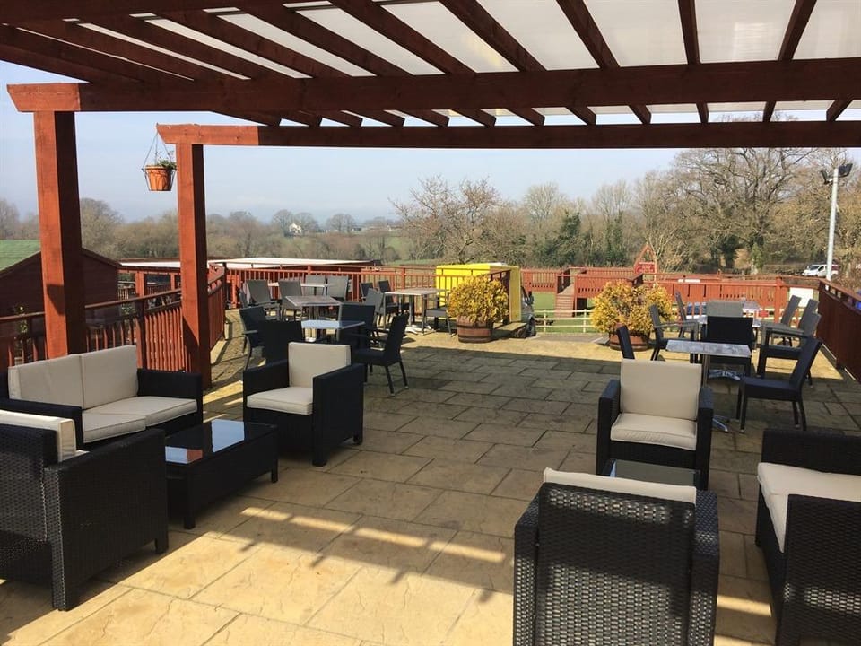 Hunters Lodge Inn Hotel in North Dorset District