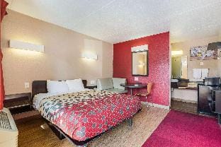 Econo Lodge Inn & Suites Hotel in Terre Haute