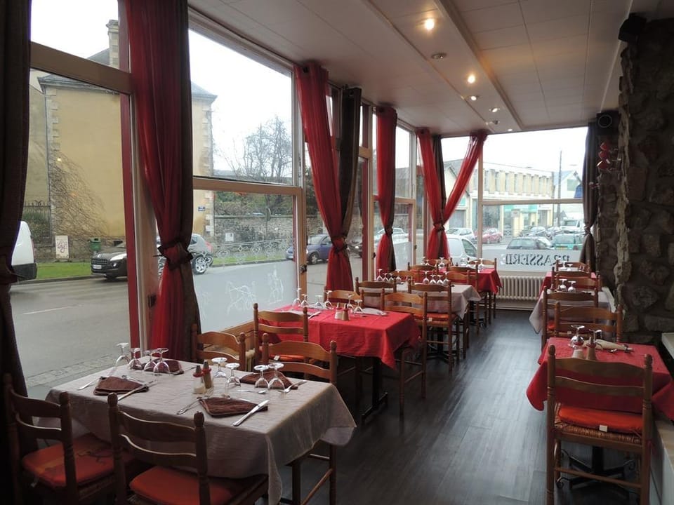 Hôtel Restaurant Le Hussard Hotel in Alençon