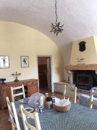 Les Yourtes de Provence Hotel in Pont-Saint-Esprit