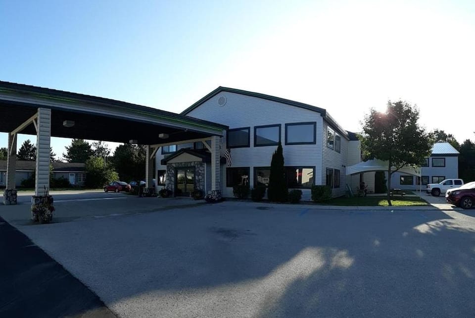 Pleasant Moose Lodge Hotel in Michigan