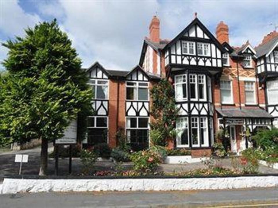 Bryn Woodlands House Hotel in Wales