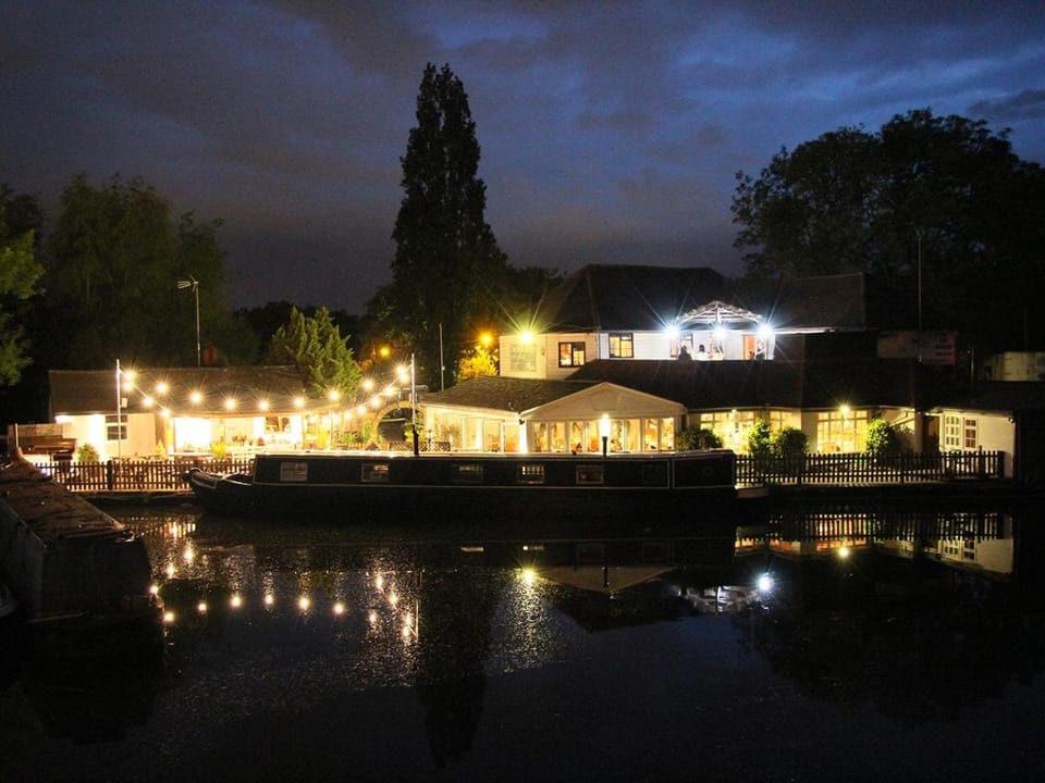 Canal Cottages Inn in Uxbridge
