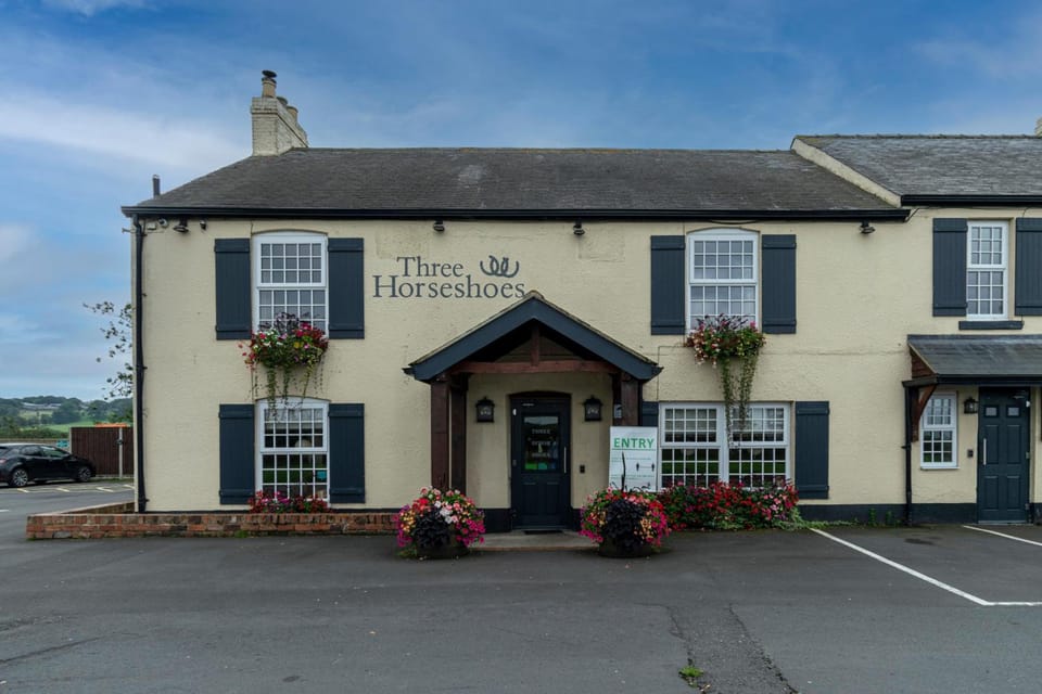 The Three Horseshoes Inn in England