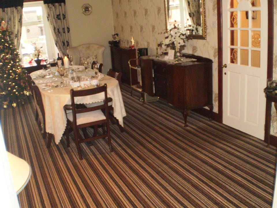 Shawlee Cottage Hotel in Airdrie