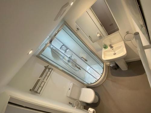 Comfortable cosy double ensuite room 'Karibu' Hotel in Cambridge