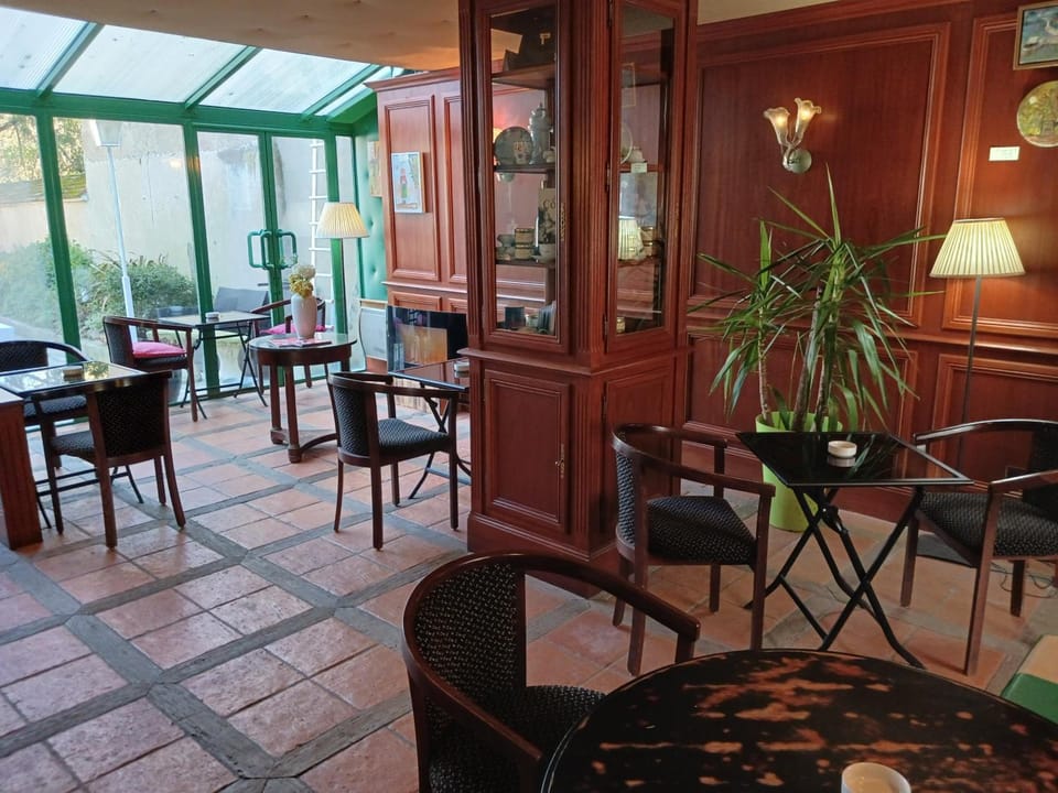 HOTEL LA COGNETTE A 25 Kilometres de Chateauroux et 30 Kilometres de Bourges Hotel in Centre-Val de Loire