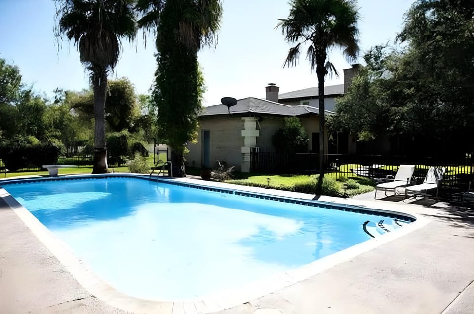 Live Oaks Bed and Breakfast Hotel in Uvalde