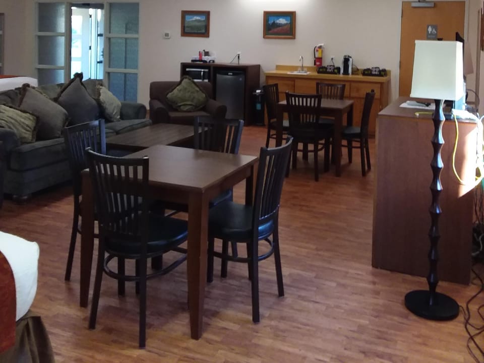Nisqually Lodge Lodge in Ashford