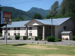 Crest Trail Lodge Hotel in Washington