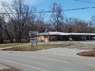 Windsor Crossroads Motel Motel in Ozark Mountains