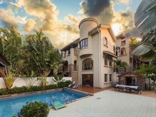Jingyuan Resort Pool Villa Hotel in Sanya