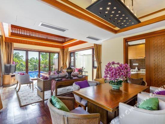 Jingyuan Resort Pool Villa Hotel in Sanya