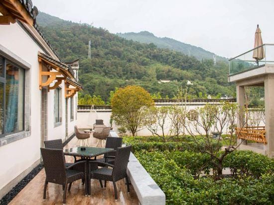 Taohuatan Xinyuan Homestay Hotel in Zhejiang
