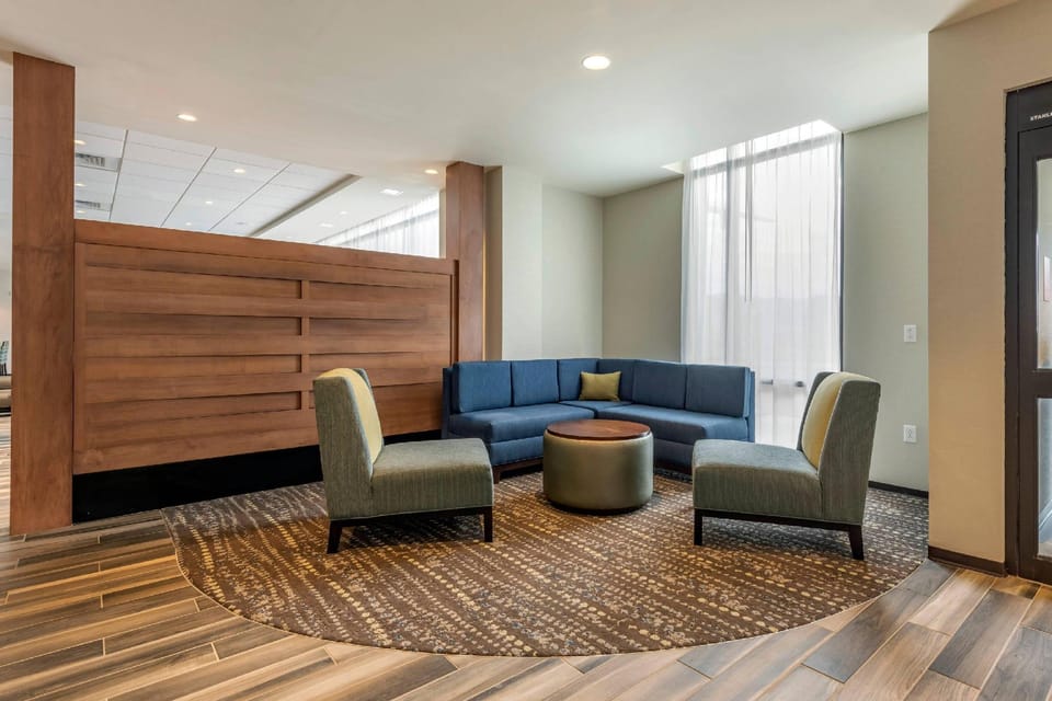 Comfort Inn & Suites Pittsburgh-Northshore Hotel in Pittsburgh