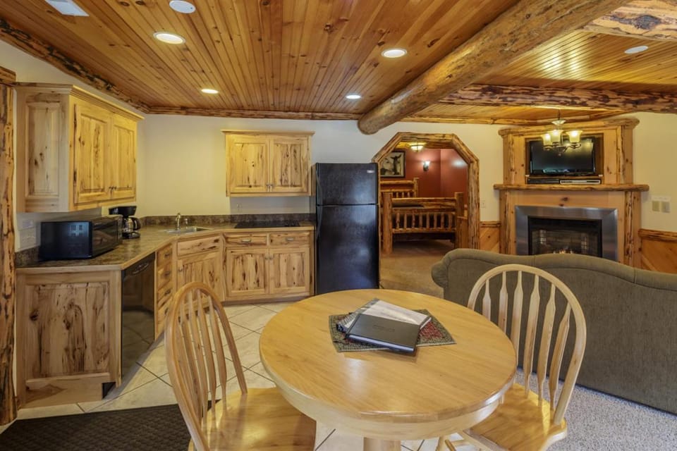 Sojourner's Lodge & Log Cabin Suites Inn in Ohio