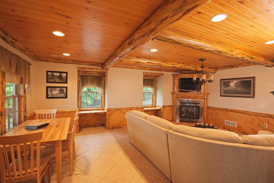 Sojourner's Lodge & Log Cabin Suites Inn in Ohio