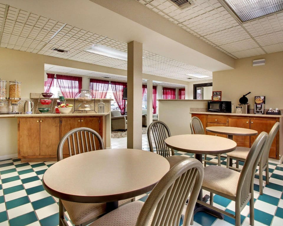 Econo Lodge Laurel Hotel in Mississippi